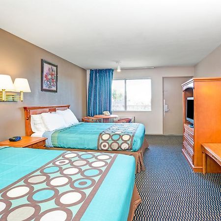 Super 8 By Wyndham Upland Ontario Ca Otel Dış mekan fotoğraf