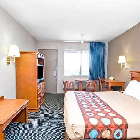 Super 8 By Wyndham Upland Ontario Ca Otel Dış mekan fotoğraf