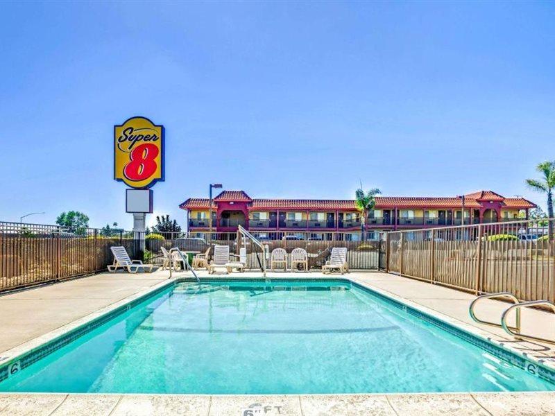 Super 8 By Wyndham Upland Ontario Ca Otel Dış mekan fotoğraf