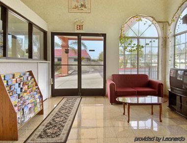 Super 8 By Wyndham Upland Ontario Ca Otel İç mekan fotoğraf