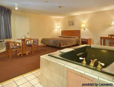 Super 8 By Wyndham Upland Ontario Ca Otel Oda fotoğraf