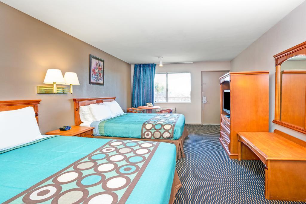 Super 8 By Wyndham Upland Ontario Ca Otel Dış mekan fotoğraf