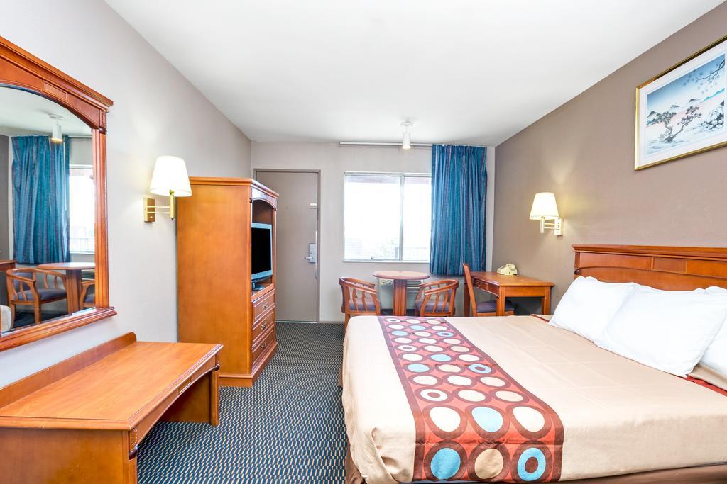 Super 8 By Wyndham Upland Ontario Ca Otel Dış mekan fotoğraf