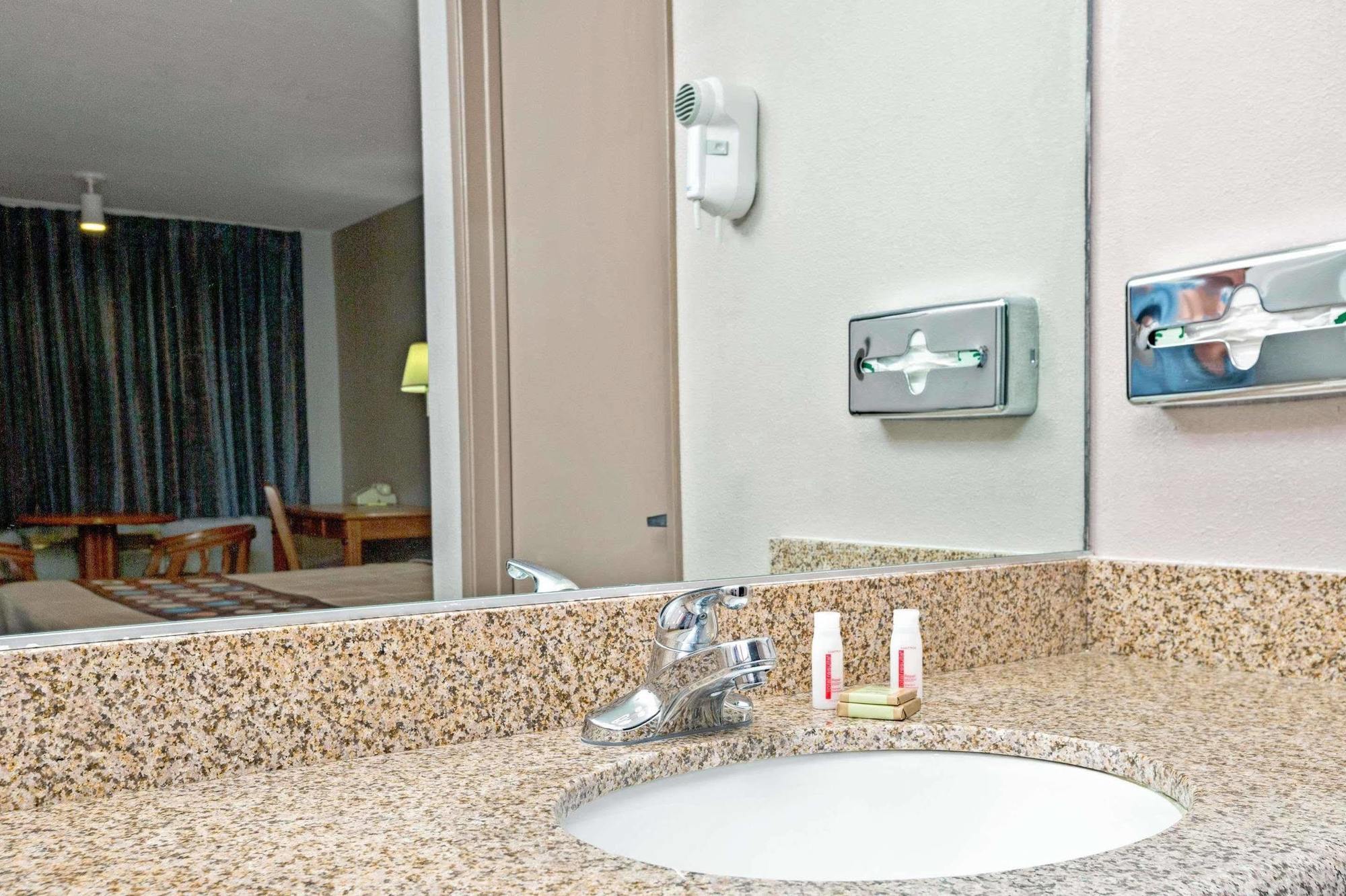 Super 8 By Wyndham Upland Ontario Ca Otel Dış mekan fotoğraf