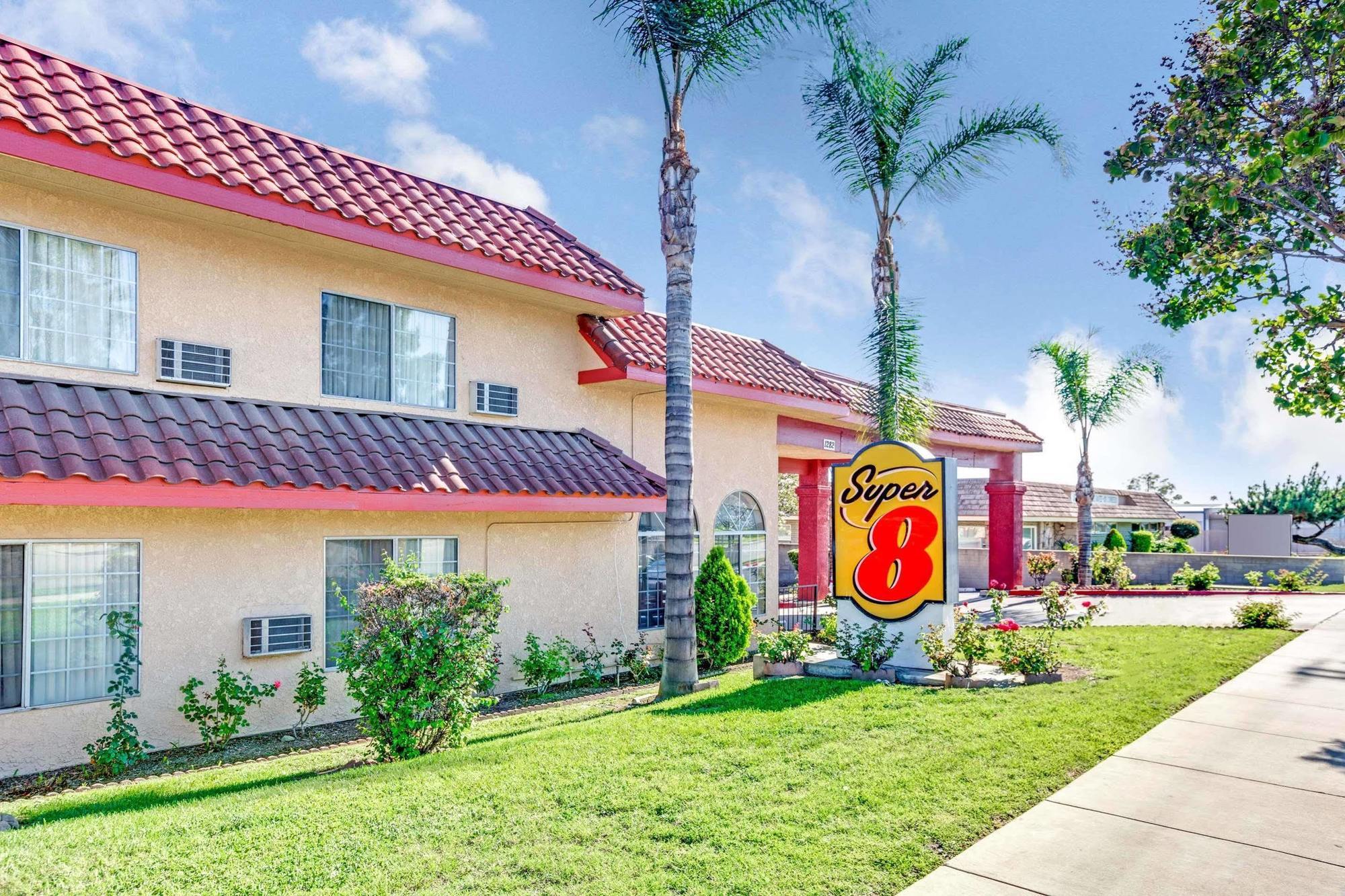Super 8 By Wyndham Upland Ontario Ca Otel Dış mekan fotoğraf