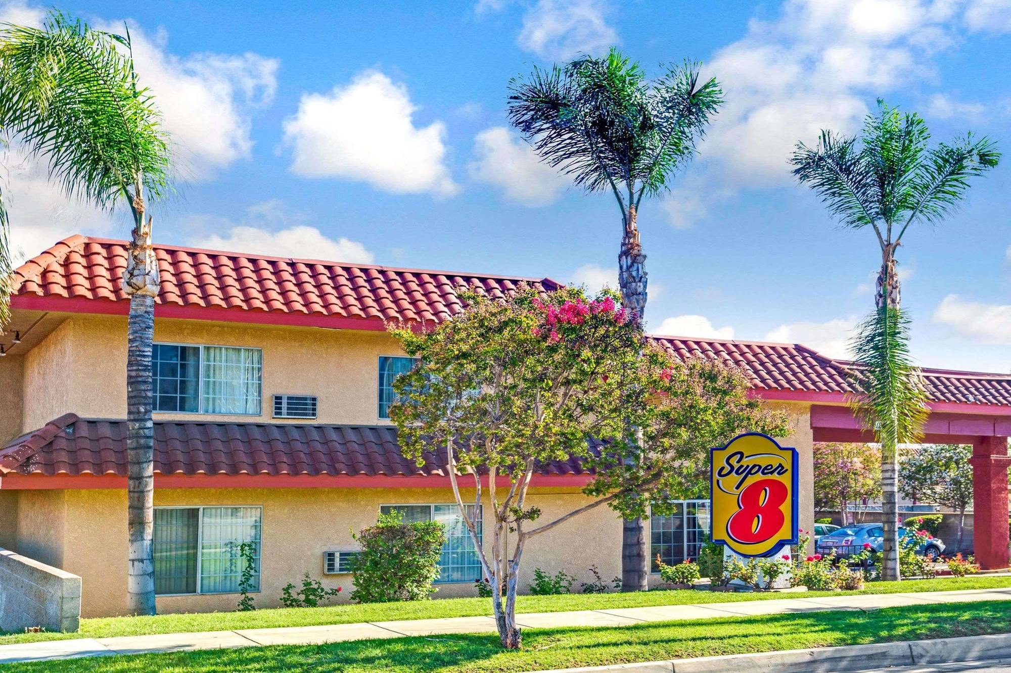 Super 8 By Wyndham Upland Ontario Ca Otel Dış mekan fotoğraf