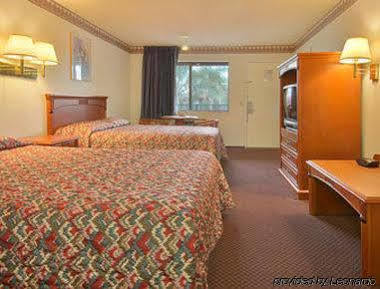 Super 8 By Wyndham Upland Ontario Ca Otel Dış mekan fotoğraf